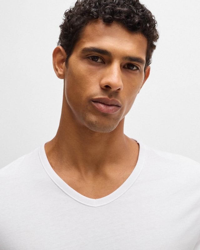 A three-pack of soft and breathable underwear T-shirts by BOSS. Featuring embroidered branding at the left chest, these T-shirts are cut to a regular fit in pure-cotton jersey for everyday comfort. Each top is finished with a V neckline.

Regular fit
V-neck
Packaging: Box
Logo embroidery

100% Cotton
50475285
 