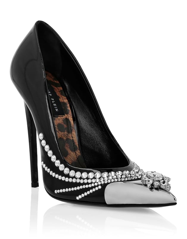 Muestre su lado valiente y a la moda con estos zapatos de salón de charol. Eche un vistazo a los detalles. Parte superior de charol   Puntera chapada con diamantes de imitación montados   Suela de cuero auténtico   Forro interior, plantilla con estampado de leopardo   Tacón forrado de 12 cm