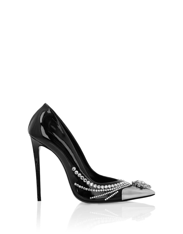 Muestre su lado valiente y a la moda con estos zapatos de salón de charol. Eche un vistazo a los detalles. Parte superior de charol   Puntera chapada con diamantes de imitación montados   Suela de cuero auténtico   Forro interior, plantilla con estampado de leopardo   Tacón forrado de 12 cm
