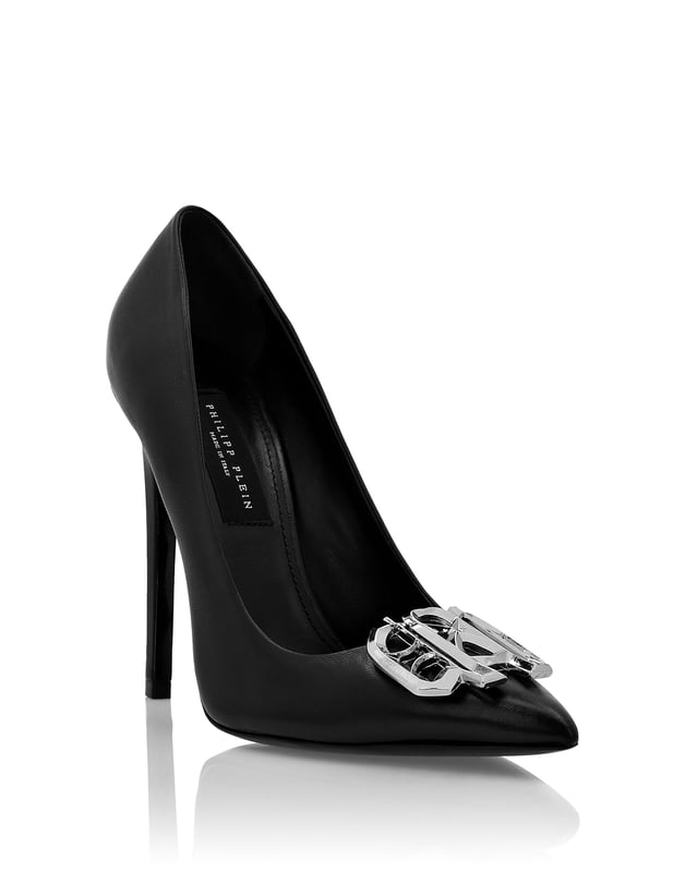 Muestra su lado valiente y moderno con estos zapatos de tacón de napa. Mire los detalles.   Parte superior de napa suave   Monograma de joya en la puntera   Suela de cuero genuino   Forro interior, plantilla del mismo color.   Tacón forrado de 12 cm.
