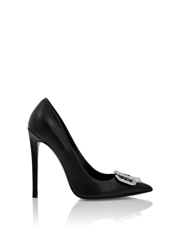 Muestra su lado valiente y moderno con estos zapatos de tacón de napa. Mire los detalles.   Parte superior de napa suave   Monograma de joya en la puntera   Suela de cuero genuino   Forro interior, plantilla del mismo color.   Tacón forrado de 12 cm.