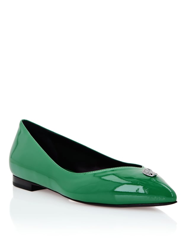 Descubra el atractivo intemporal de los zapatos planos tipo bailarina. Mire esta versión rediseñada en perfecto estilo Plein.   Patente de color   La icónica calavera en su versión joya en la pala   Suela de cuero genuino   Forro de cuero moteado   Etiqueta con logotipo en la plantilla moteada