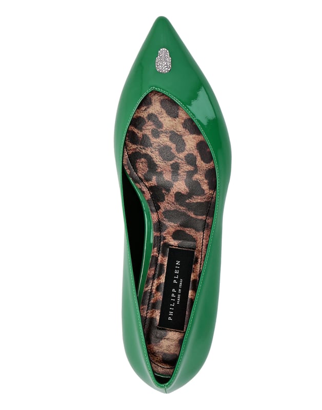Descubra el atractivo intemporal de los zapatos planos tipo bailarina. Mire esta versión rediseñada en perfecto estilo Plein.   Patente de color   La icónica calavera en su versión joya en la pala   Suela de cuero genuino   Forro de cuero moteado   Etiqueta con logotipo en la plantilla moteada