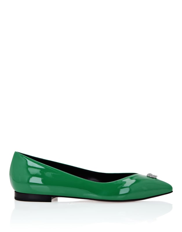 Descubra el atractivo intemporal de los zapatos planos tipo bailarina. Mire esta versión rediseñada en perfecto estilo Plein.   Patente de color   La icónica calavera en su versión joya en la pala   Suela de cuero genuino   Forro de cuero moteado   Etiqueta con logotipo en la plantilla moteada