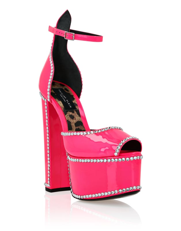 Maak je zomer uniek met deze plateausandalen met open teen... Bekijk de details.   Bejeweled lak bovenwerk   Gesp enkelbandje   12 cm gevoerde hoge blokhakken en 4 cm plateau   Jewel Skull op leren zool   Gevoerde binnenkant en voetbed