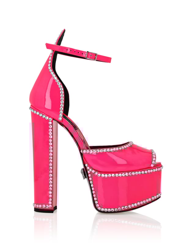 Maak je zomer uniek met deze plateausandalen met open teen... Bekijk de details.   Bejeweled lak bovenwerk   Gesp enkelbandje   12 cm gevoerde hoge blokhakken en 4 cm plateau   Jewel Skull op leren zool   Gevoerde binnenkant en voetbed