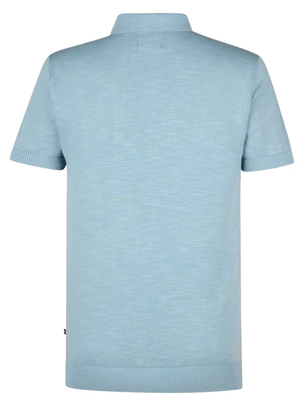 Deze fijn gebreide polo heeft een regular fit en een tijdloze uitstraling. Met een klassieke kraag biedt deze polo een stijlvolle look. De polo is gemaakt van 100% katoen, wat zorgt voor zowel comfort als een casual look. Gebreide PoloRegular FitKnoopsluiting100% katoen