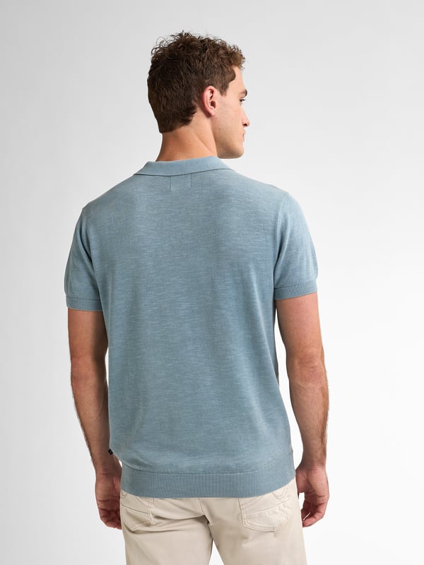 Deze fijn gebreide polo heeft een regular fit en een tijdloze uitstraling. Met een klassieke kraag biedt deze polo een stijlvolle look. De polo is gemaakt van 100% katoen, wat zorgt voor zowel comfort als een casual look. Gebreide PoloRegular FitKnoopsluiting100% katoen