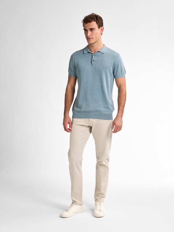 Deze fijn gebreide polo heeft een regular fit en een tijdloze uitstraling. Met een klassieke kraag biedt deze polo een stijlvolle look. De polo is gemaakt van 100% katoen, wat zorgt voor zowel comfort als een casual look. Gebreide PoloRegular FitKnoopsluiting100% katoen