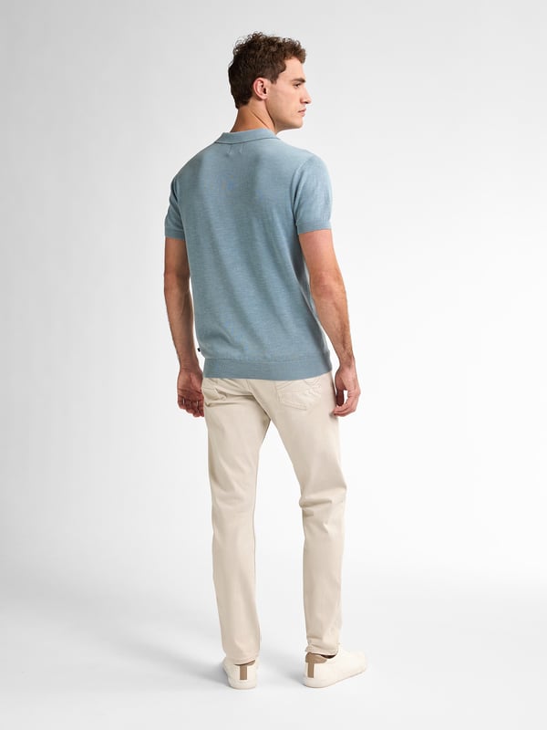 Deze fijn gebreide polo heeft een regular fit en een tijdloze uitstraling. Met een klassieke kraag biedt deze polo een stijlvolle look. De polo is gemaakt van 100% katoen, wat zorgt voor zowel comfort als een casual look. Gebreide PoloRegular FitKnoopsluiting100% katoen