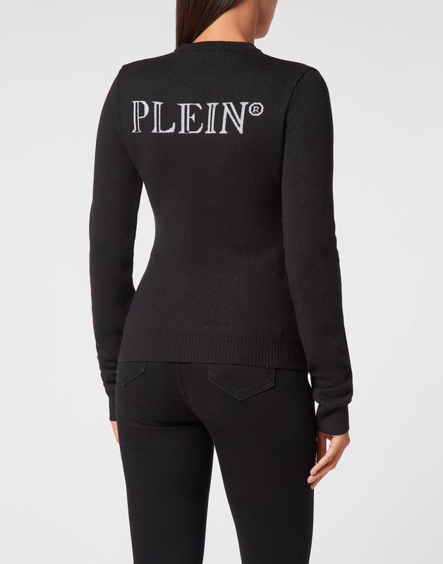 Juguetón y provocativo a la vez, este jersey de osito de peluche con strass transforma un clásico acogedor en una atrevida declaración de moda con un toque brillante y descarado.   Diseño de osito de peluche con adornos de cristal para un brillo destacado.   Mezcla de punto suave para aportar calidez con un toque de elasticidad.   Corte entallado que realza una silueta elegante y femenina.   Puños y bajo acanalados para un acabado refinado.   Combina sin esfuerzo con vaqueros de cintura alta o faldas de cuero.