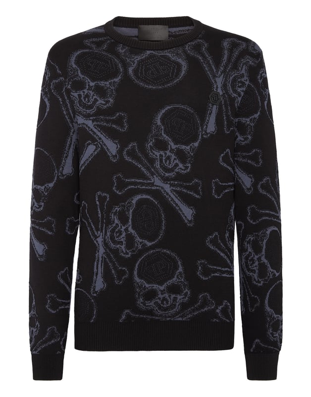La innovación y la creatividad son las raíces del estilo de Plein. Descubra las características de este exclusivo jersey de cuello redondo de algodón.   Hilos de lana y seda tejidos en jacquard.   Skull&Bones de punto jacquard con efecto mate y brillante   Hexágono de PP en un parche de cuero saffian cosido en el lado izquierdo del pecho   Etiqueta con logo cosida en el canesú   Dobladillos de punto acanalado