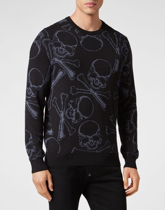 La innovación y la creatividad son las raíces del estilo de Plein. Descubra las características de este exclusivo jersey de cuello redondo de algodón.   Hilos de lana y seda tejidos en jacquard.   Skull&Bones de punto jacquard con efecto mate y brillante   Hexágono de PP en un parche de cuero saffian cosido en el lado izquierdo del pecho   Etiqueta con logo cosida en el canesú   Dobladillos de punto acanalado