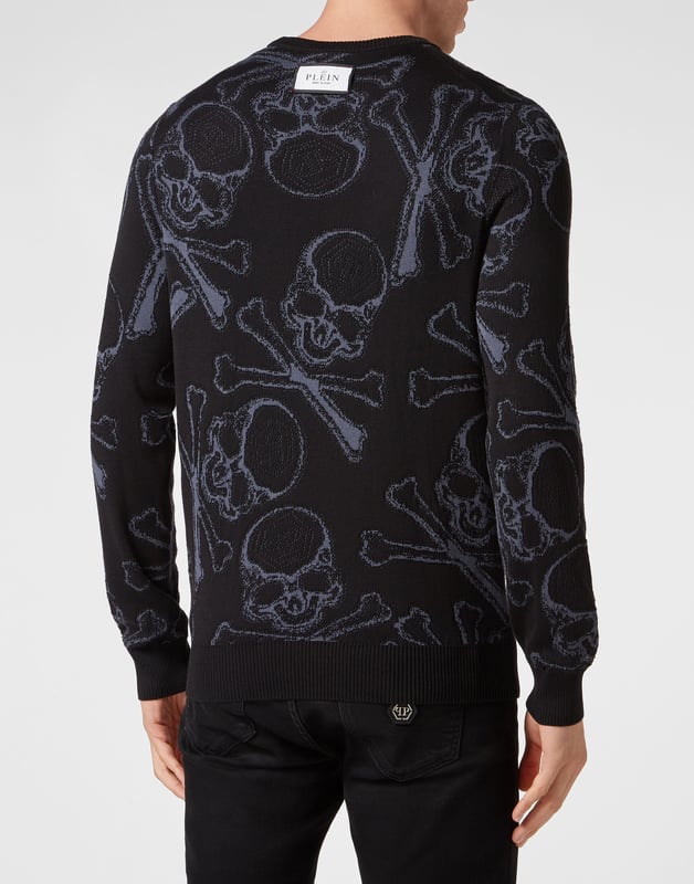 La innovación y la creatividad son las raíces del estilo de Plein. Descubra las características de este exclusivo jersey de cuello redondo de algodón.   Hilos de lana y seda tejidos en jacquard.   Skull&Bones de punto jacquard con efecto mate y brillante   Hexágono de PP en un parche de cuero saffian cosido en el lado izquierdo del pecho   Etiqueta con logo cosida en el canesú   Dobladillos de punto acanalado