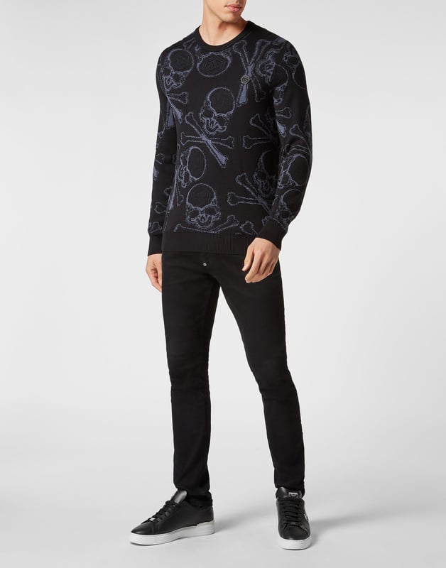 La innovación y la creatividad son las raíces del estilo de Plein. Descubra las características de este exclusivo jersey de cuello redondo de algodón.   Hilos de lana y seda tejidos en jacquard.   Skull&Bones de punto jacquard con efecto mate y brillante   Hexágono de PP en un parche de cuero saffian cosido en el lado izquierdo del pecho   Etiqueta con logo cosida en el canesú   Dobladillos de punto acanalado