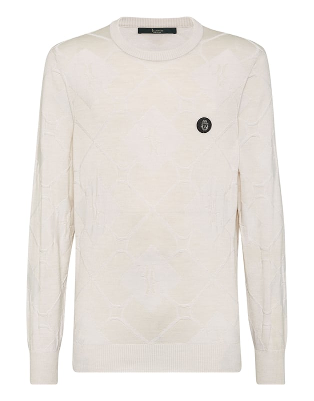 Explore new ways of expressing elegance with this season’s suggestions. Like this knit wool and silk crewneck pullover. Look at the details.  12/14-gauge jacquarded knit merino wool and silk  Leather patch with Crest sewn at left chest  The Brand initial embroidered on the hang loop sewn at yoke  Rib knit hems