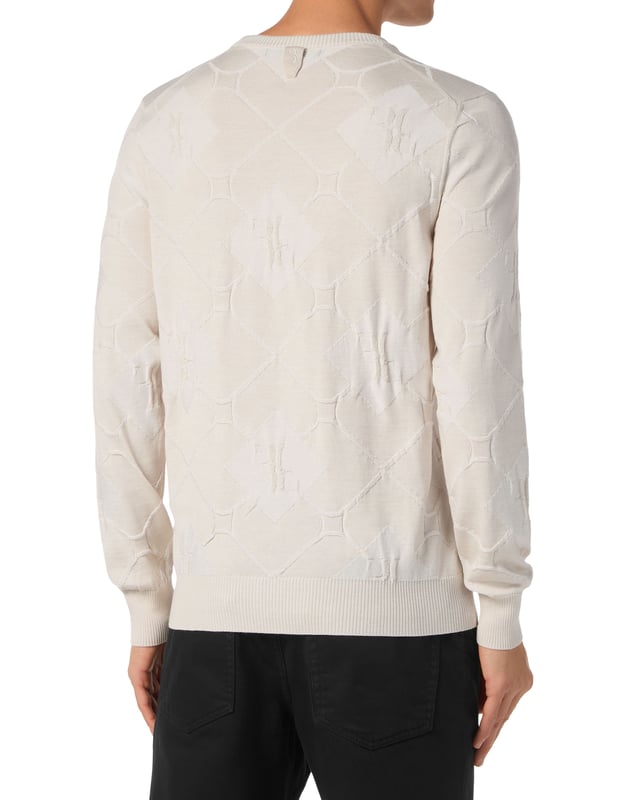 Explore new ways of expressing elegance with this season’s suggestions. Like this knit wool and silk crewneck pullover. Look at the details.  12/14-gauge jacquarded knit merino wool and silk  Leather patch with Crest sewn at left chest  The Brand initial embroidered on the hang loop sewn at yoke  Rib knit hems