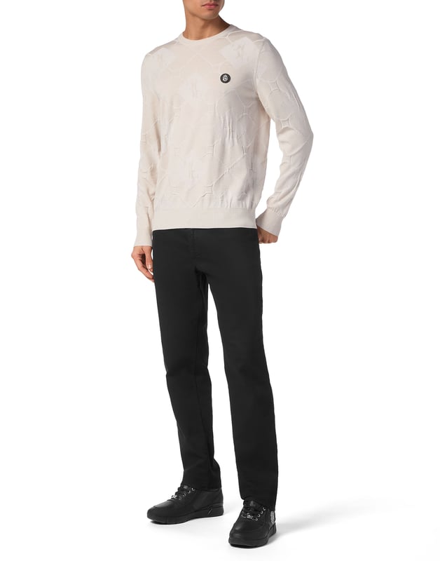 Explore new ways of expressing elegance with this season’s suggestions. Like this knit wool and silk crewneck pullover. Look at the details.  12/14-gauge jacquarded knit merino wool and silk  Leather patch with Crest sewn at left chest  The Brand initial embroidered on the hang loop sewn at yoke  Rib knit hems