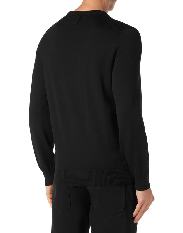 Explore new ways of expressing elegance with this season’s suggestions. Like this knit wool crewneck pullover. Look at the details.   12/14-gauge plain knit extrafine wool   Crest embroidered at left chest   The Brand initial embroidered on the hang loop sewn at yoke   Rib knit hems