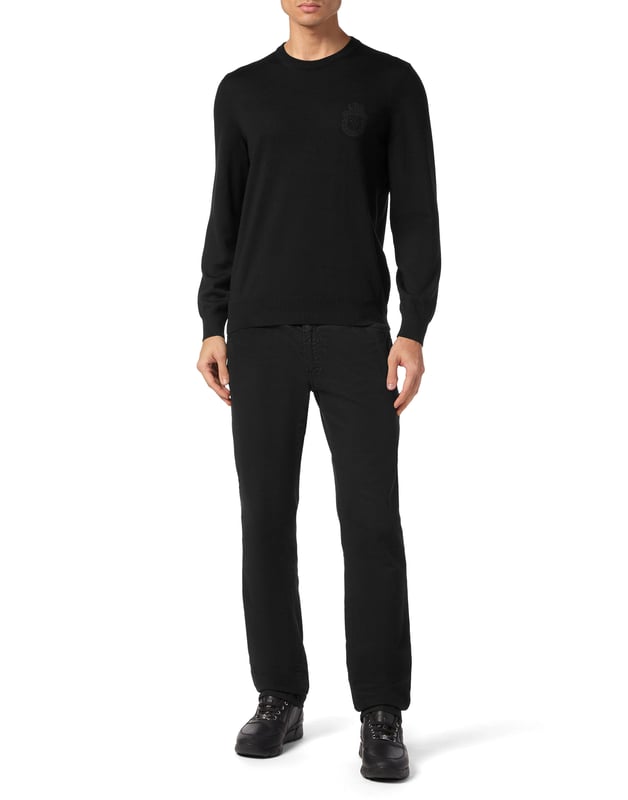 Explore new ways of expressing elegance with this season’s suggestions. Like this knit wool crewneck pullover. Look at the details.   12/14-gauge plain knit extrafine wool   Crest embroidered at left chest   The Brand initial embroidered on the hang loop sewn at yoke   Rib knit hems