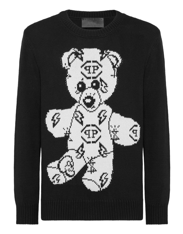 Este juguetón y lujoso jersey de cuello redondo captura la esencia de la sofisticación informal con un toque de fantasía, con un llamativo motivo de osito de peluche.    Confeccionado en una mezcla de algodón y lana de primera calidad para ofrecer calidez y comodidad.   El icónico diseño de osito añade un detalle único y llamativo.   Los ribetes acanalados proporcionan un acabado refinado y mejoran la durabilidad.   Ideal para añadir una pieza divertida y llamativa a cualquier conjunto informal.   Suficientemente versátil para llevar solo o en capas para los días más fríos.