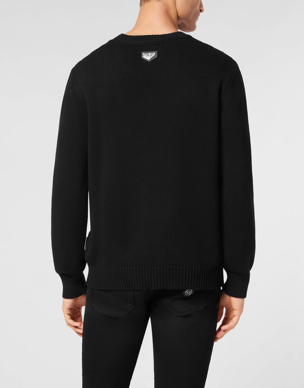 Este juguetón y lujoso jersey de cuello redondo captura la esencia de la sofisticación informal con un toque de fantasía, con un llamativo motivo de osito de peluche.    Confeccionado en una mezcla de algodón y lana de primera calidad para ofrecer calidez y comodidad.   El icónico diseño de osito añade un detalle único y llamativo.   Los ribetes acanalados proporcionan un acabado refinado y mejoran la durabilidad.   Ideal para añadir una pieza divertida y llamativa a cualquier conjunto informal.   Suficientemente versátil para llevar solo o en capas para los días más fríos.