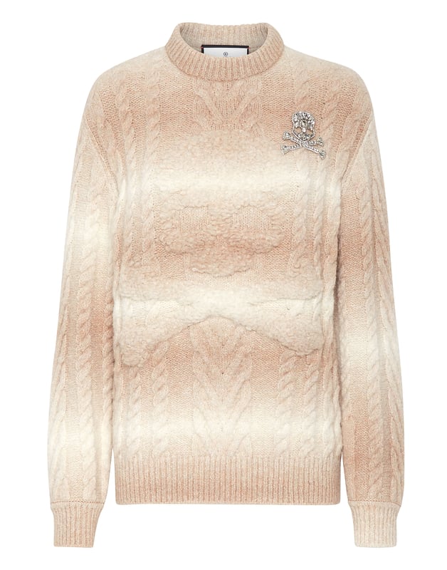 Véa los detalles de este jersey de punto de cuello redondo con preciosos procesos.   Punto de cable de mezcla de lana de alpaca.   Punto de piel Skull&Bones   Broche Skull&Bones de strass montado en el pecho izquierdo   Hexágono de PP metálico cosido en el dobladillo inferior   Dobladillo de punto de canalé plano