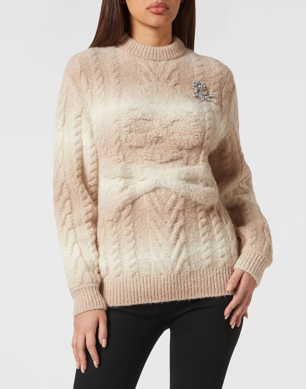 Véa los detalles de este jersey de punto de cuello redondo con preciosos procesos.   Punto de cable de mezcla de lana de alpaca.   Punto de piel Skull&Bones   Broche Skull&Bones de strass montado en el pecho izquierdo   Hexágono de PP metálico cosido en el dobladillo inferior   Dobladillo de punto de canalé plano