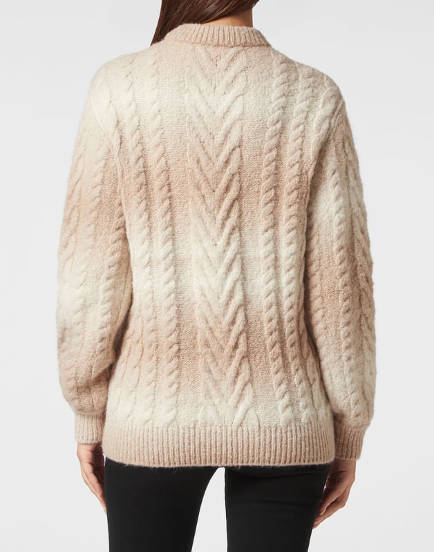 Véa los detalles de este jersey de punto de cuello redondo con preciosos procesos.   Punto de cable de mezcla de lana de alpaca.   Punto de piel Skull&Bones   Broche Skull&Bones de strass montado en el pecho izquierdo   Hexágono de PP metálico cosido en el dobladillo inferior   Dobladillo de punto de canalé plano