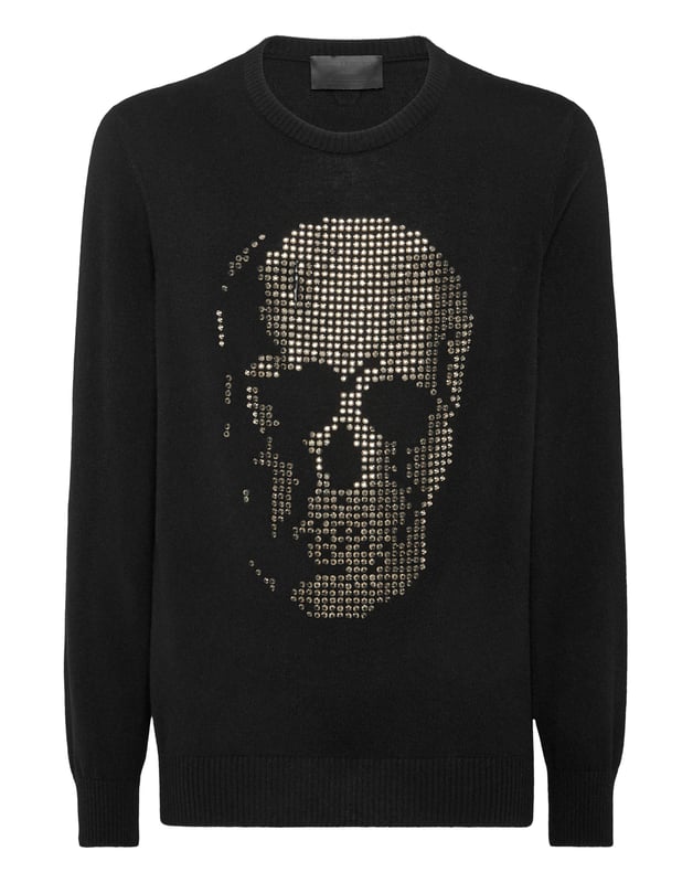 mit Schmucksteinen  Innovation und Kreativität sind die Wurzeln des Stils von Plein. Entdecken Sie die Eigenschaften dieses originellen Pullovers aus weichem Kaschmir mit Rundhalsausschnitt.    12-Gauge-Glattgestrickter Kaschmir    Der strassbesetzte Totenkopf auf der Vorderseite    PP-Sechseck auf einem auf der Passe aufgenähten Saffianleder-Patch    Rippenstricksäume