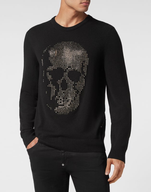 mit Schmucksteinen  Innovation und Kreativität sind die Wurzeln des Stils von Plein. Entdecken Sie die Eigenschaften dieses originellen Pullovers aus weichem Kaschmir mit Rundhalsausschnitt.    12-Gauge-Glattgestrickter Kaschmir    Der strassbesetzte Totenkopf auf der Vorderseite    PP-Sechseck auf einem auf der Passe aufgenähten Saffianleder-Patch    Rippenstricksäume