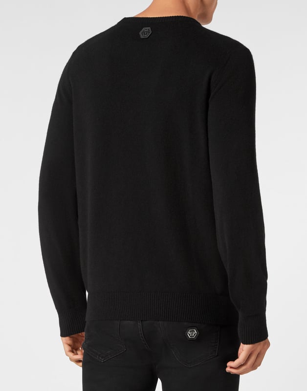 mit Schmucksteinen  Innovation und Kreativität sind die Wurzeln des Stils von Plein. Entdecken Sie die Eigenschaften dieses originellen Pullovers aus weichem Kaschmir mit Rundhalsausschnitt.    12-Gauge-Glattgestrickter Kaschmir    Der strassbesetzte Totenkopf auf der Vorderseite    PP-Sechseck auf einem auf der Passe aufgenähten Saffianleder-Patch    Rippenstricksäume