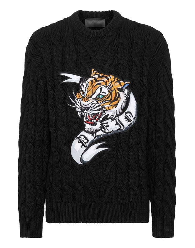 Innovación y creatividad son las raíces del estilo de Plein. Descubra las características de este original jersey de lana de cuello redondo.   Mezcla de lana tejida con cables de galga 7.   Parche bordado cosido en la parte delantera   Etiqueta con logotipo cosida en el canesú   Dobladillos de punto elástico