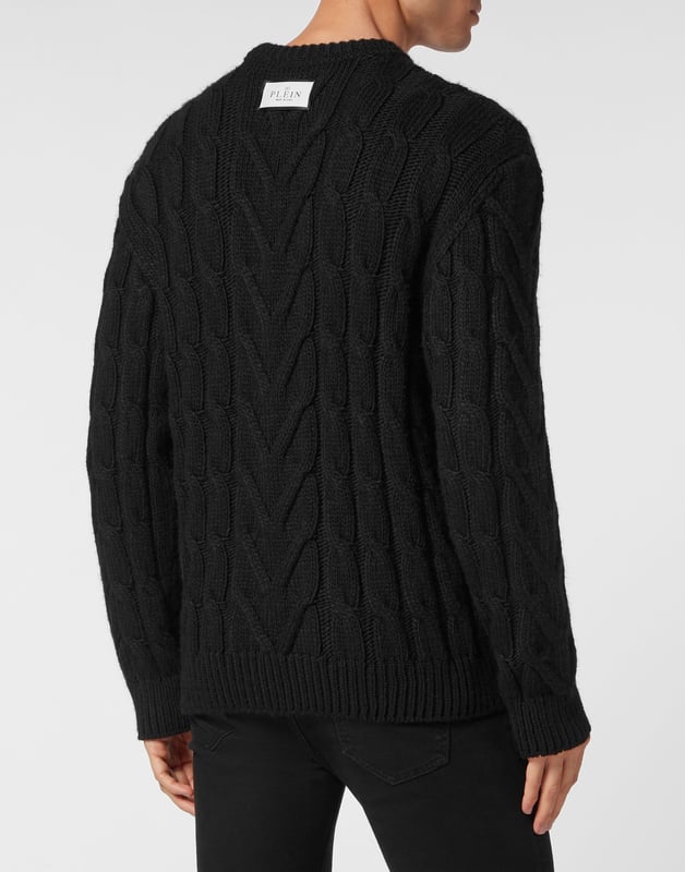 Innovación y creatividad son las raíces del estilo de Plein. Descubra las características de este original jersey de lana de cuello redondo.   Mezcla de lana tejida con cables de galga 7.   Parche bordado cosido en la parte delantera   Etiqueta con logotipo cosida en el canesú   Dobladillos de punto elástico
