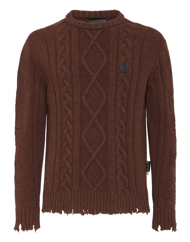 Innovación y creatividad son las raíces del estilo de Plein. Descubra las características de este jersey original de cuello redondo de lana suave.   Lana de cordero de 5 galgas tejida por cable y otros puntos.   El icónico Skull&Bones está tejido en jacquard en la espalda y las letras aparecen en las mangas.   Parche de cuero saffiano PP Hexagon cosido en el pecho izquierdo    Etiqueta con logotipo cosida en el canesú   Tejido de punto elástico, dobladillos sin rematar