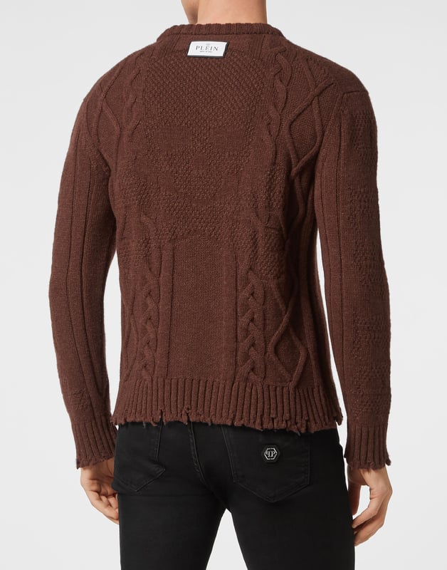 Innovación y creatividad son las raíces del estilo de Plein. Descubra las características de este jersey original de cuello redondo de lana suave.   Lana de cordero de 5 galgas tejida por cable y otros puntos.   El icónico Skull&Bones está tejido en jacquard en la espalda y las letras aparecen en las mangas.   Parche de cuero saffiano PP Hexagon cosido en el pecho izquierdo    Etiqueta con logotipo cosida en el canesú   Tejido de punto elástico, dobladillos sin rematar
