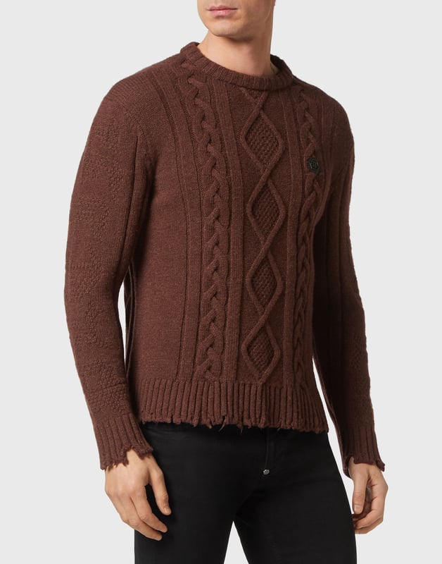 Innovación y creatividad son las raíces del estilo de Plein. Descubra las características de este jersey original de cuello redondo de lana suave.   Lana de cordero de 5 galgas tejida por cable y otros puntos.   El icónico Skull&Bones está tejido en jacquard en la espalda y las letras aparecen en las mangas.   Parche de cuero saffiano PP Hexagon cosido en el pecho izquierdo    Etiqueta con logotipo cosida en el canesú   Tejido de punto elástico, dobladillos sin rematar