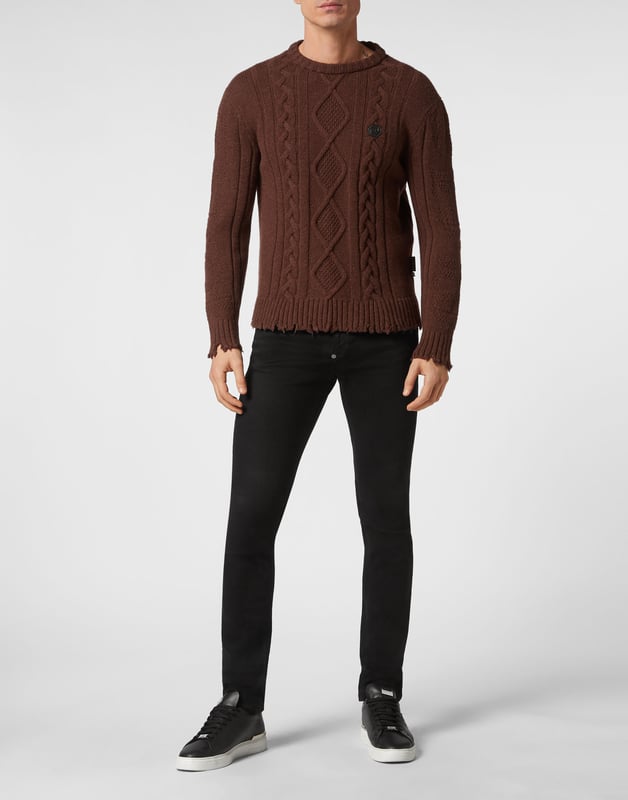 Innovación y creatividad son las raíces del estilo de Plein. Descubra las características de este jersey original de cuello redondo de lana suave.   Lana de cordero de 5 galgas tejida por cable y otros puntos.   El icónico Skull&Bones está tejido en jacquard en la espalda y las letras aparecen en las mangas.   Parche de cuero saffiano PP Hexagon cosido en el pecho izquierdo    Etiqueta con logotipo cosida en el canesú   Tejido de punto elástico, dobladillos sin rematar