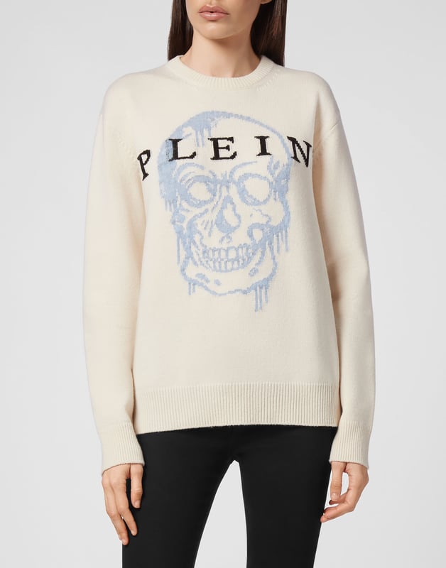 Jersey oversize de lana merina con la incrustación de la Calavera icónica de mohair. Letras de la marca están tejidas en jacquard. Cantos de punto de canalé.