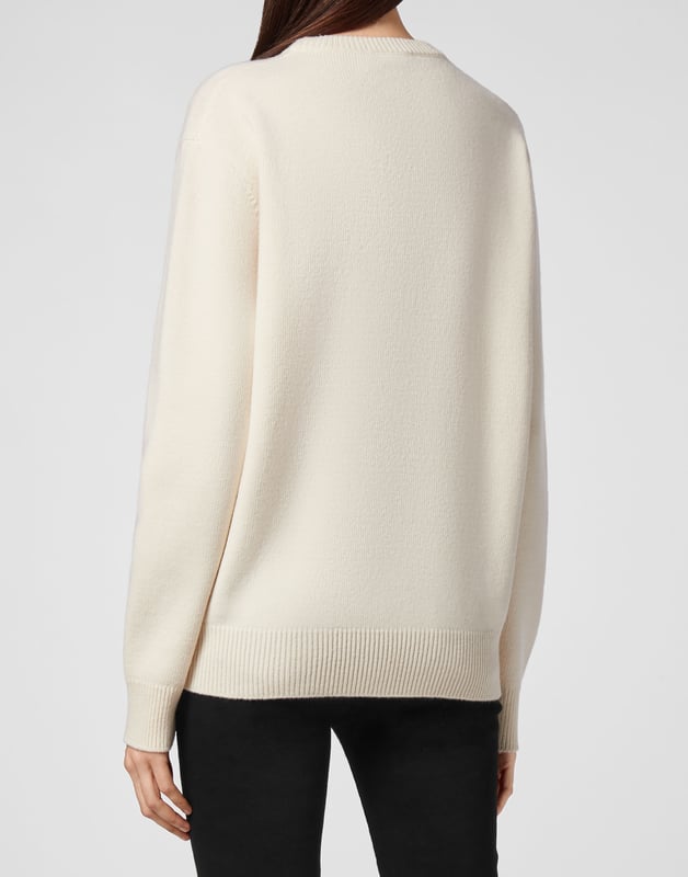 Jersey oversize de lana merina con la incrustación de la Calavera icónica de mohair. Letras de la marca están tejidas en jacquard. Cantos de punto de canalé.