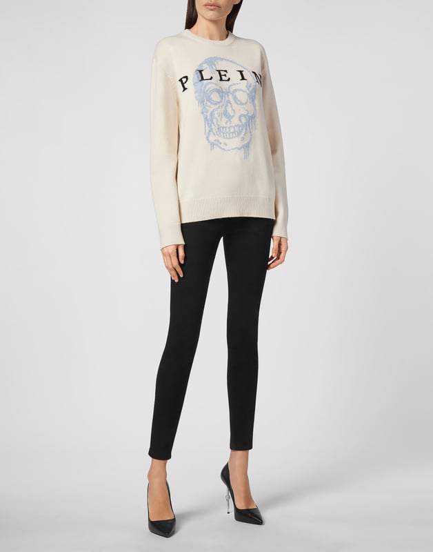 Jersey oversize de lana merina con la incrustación de la Calavera icónica de mohair. Letras de la marca están tejidas en jacquard. Cantos de punto de canalé.