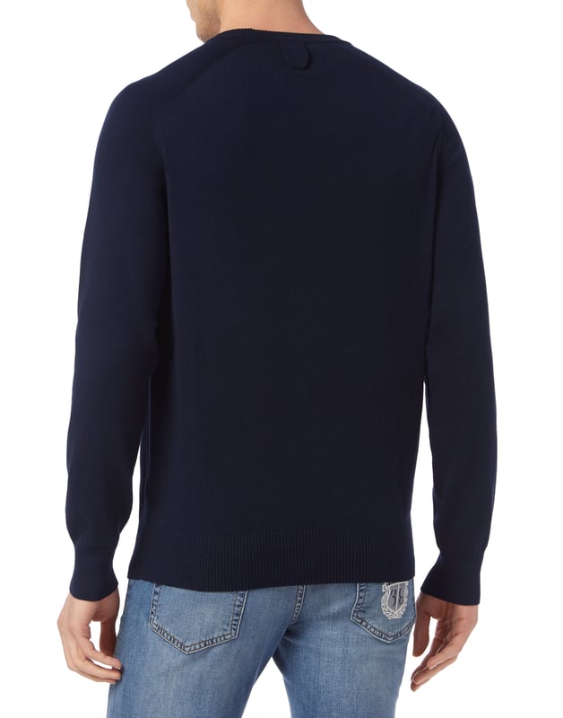 Este sofisticado jersey de cuello redondo combina a la perfección la comodidad con una elegancia discreta, lo que lo convierte en un básico versátil tanto para looks informales como elevados. Su confección de primera calidad garantiza un atractivo atemporal.   Confeccionado en algodón de alta calidad para un tacto suave y transpirable.   Presenta un sutil pero refinado escudo bordado que le da un toque de lujo.   Puños y dobladillo acanalados para un acabado elegante y a medida.    Ideal para llevar encima de camisas o solo para un estilo versátil.   Perfecta para combinar con pantalones de sastrería o vaqueros elegantes.