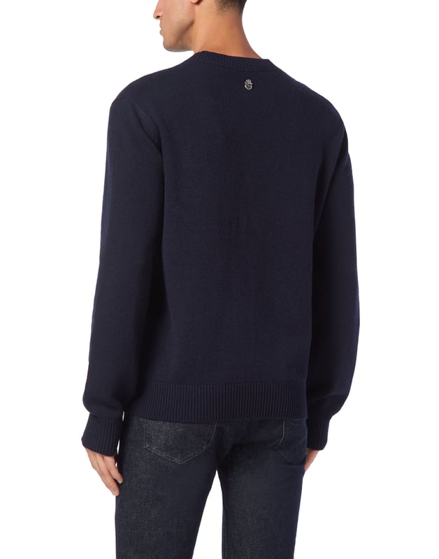 Explore nuevas formas de expresar la elegancia con las sugerencias de esta temporada. Le recomendamos este jersey de punto de lana con cuello redondo. Fíjese en los detalles.  Lana merino de punto liso de galga 8/10  Monograma icónico de la marca bordado en el pecho izquierdo  Escudo metálico cosido en el canesú  Dobladillo de punto elástico