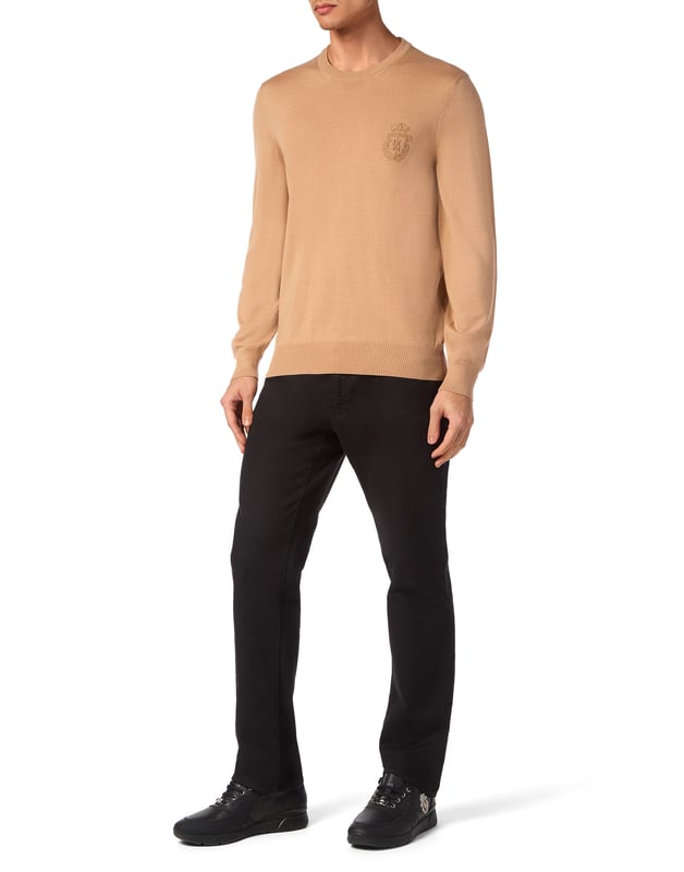 Explore new ways of expressing elegance with this season’s suggestions. Like this knit wool crewneck pullover. Look at the details.   12/14-gauge plain knit extrafine wool   Crest embroidered at left chest   The Brand initial embroidered on the hang loop sewn at yoke   Rib knit hems
