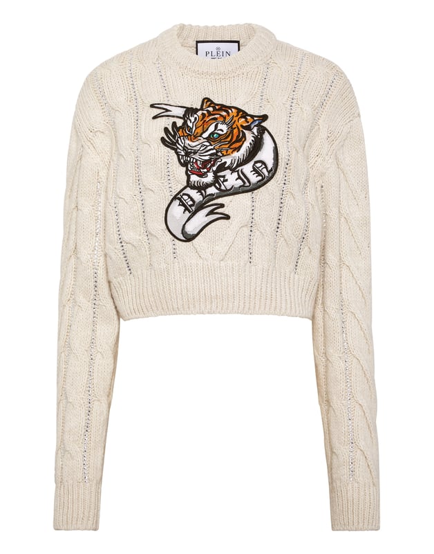 La innovación y la creatividad son las raíces del estilo de Plein. Descubra las características de este original jersey de cuello redondo de lana.   Cables de calibre 7 tejidos en mezcla de lana.   Parche bordado cosido en la parte delantera.   Etiqueta con logo cosida en el canesú   Dobladillos de punto acanalado