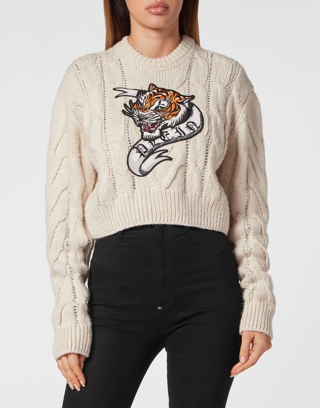 La innovación y la creatividad son las raíces del estilo de Plein. Descubra las características de este original jersey de cuello redondo de lana.   Cables de calibre 7 tejidos en mezcla de lana.   Parche bordado cosido en la parte delantera.   Etiqueta con logo cosida en el canesú   Dobladillos de punto acanalado
