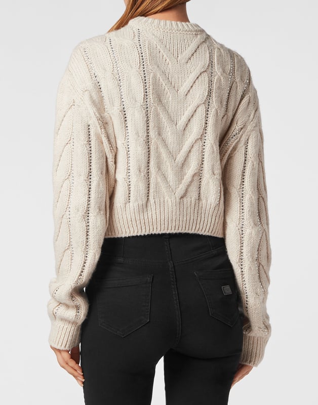 La innovación y la creatividad son las raíces del estilo de Plein. Descubra las características de este original jersey de cuello redondo de lana.   Cables de calibre 7 tejidos en mezcla de lana.   Parche bordado cosido en la parte delantera.   Etiqueta con logo cosida en el canesú   Dobladillos de punto acanalado