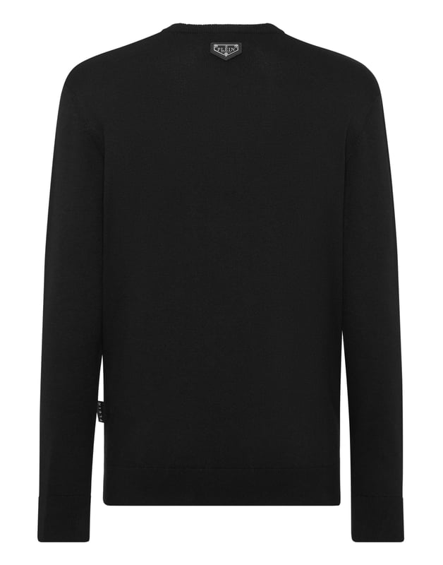 Clásico pero atrevido, este jersey de cuello redondo celebra la herencia con estilo. Confeccionado para ofrecer comodidad y calidez, es una prenda versátil perfecta para el día a día.    Mezcla de 80 % algodón y 20 % lana para ofrecer calidez y durabilidad.   Diseño del logotipo de 1978 para un look destacado e icónico.   Corte de cuello redondo que ofrece un ajuste atemporal y relajado.   Puños y dobladillo acanalados para añadir estructura y estilo.   Ideal para un estilo versátil, desde días informales hasta ocasiones refinadas.