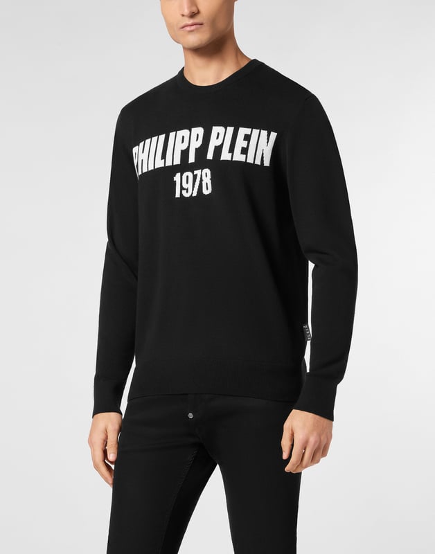 Clásico pero atrevido, este jersey de cuello redondo celebra la herencia con estilo. Confeccionado para ofrecer comodidad y calidez, es una prenda versátil perfecta para el día a día.    Mezcla de 80 % algodón y 20 % lana para ofrecer calidez y durabilidad.   Diseño del logotipo de 1978 para un look destacado e icónico.   Corte de cuello redondo que ofrece un ajuste atemporal y relajado.   Puños y dobladillo acanalados para añadir estructura y estilo.   Ideal para un estilo versátil, desde días informales hasta ocasiones refinadas.