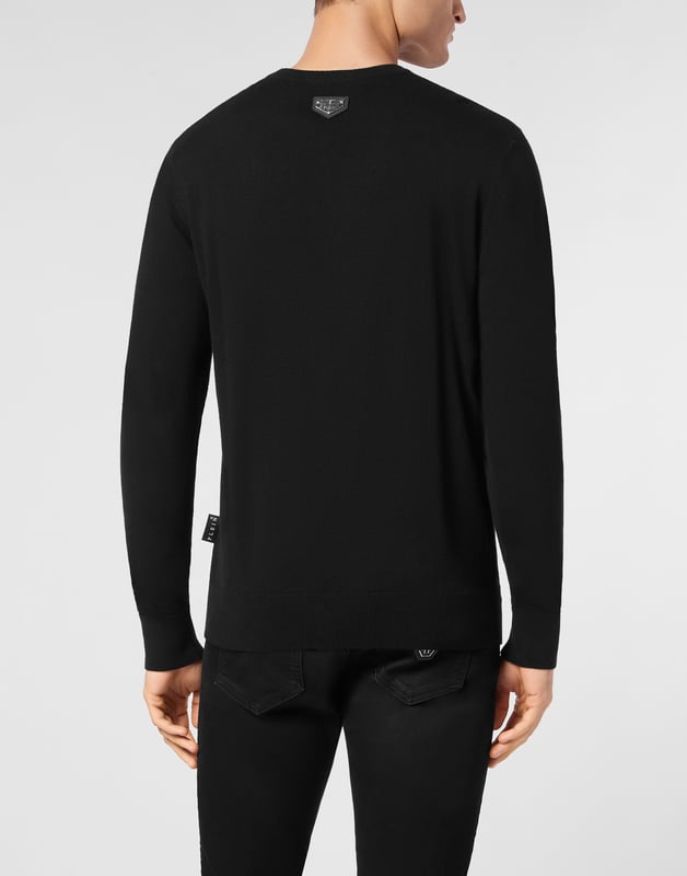 Clásico pero atrevido, este jersey de cuello redondo celebra la herencia con estilo. Confeccionado para ofrecer comodidad y calidez, es una prenda versátil perfecta para el día a día.    Mezcla de 80 % algodón y 20 % lana para ofrecer calidez y durabilidad.   Diseño del logotipo de 1978 para un look destacado e icónico.   Corte de cuello redondo que ofrece un ajuste atemporal y relajado.   Puños y dobladillo acanalados para añadir estructura y estilo.   Ideal para un estilo versátil, desde días informales hasta ocasiones refinadas.